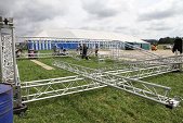 Photo 61 - Montage du chapiteau d'Obigies