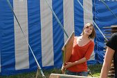 Photo 83 - Montage du chapiteau d'Obigies